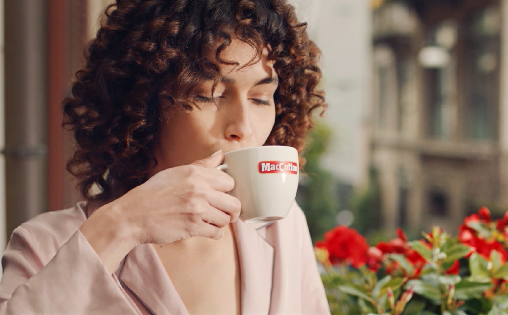 Песни даже капучино пахнет как мужчина. MACCOFFEE Cappuccino di Torino реклама. Реклама капучино ди Торино. Реклама кофе MACCOFFEE. Кудрявая девушка с кофе.